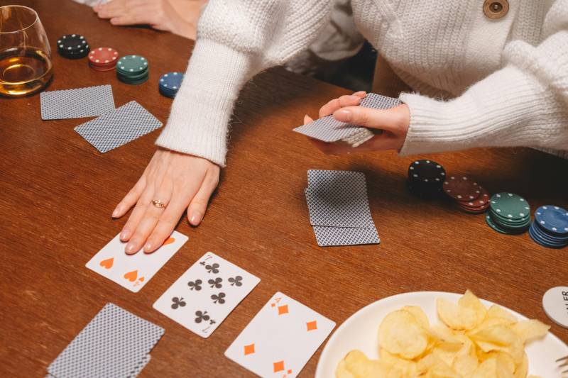 Cách Chia Bài Poker Chuẩn Chỉ Cho Người Chơi Chuyên Nghiệp 4 Những lưu ý cược thủ cần nhớ khi chia bài Poker